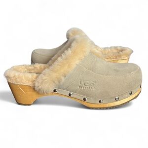 Ugg - Women’s Sherpa Lined Kalie Suede Clogs Mules Wood Platform Taupe - Sz.‎ 7